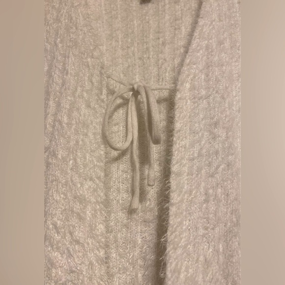 White fuzzy sweater - Picture 4 of 6
